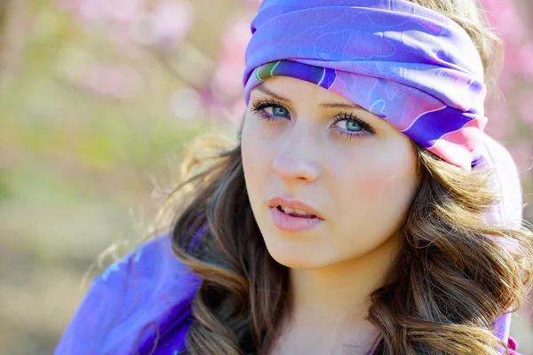 Joven hermosa mujer retrato al aire libre — Foto de Stock