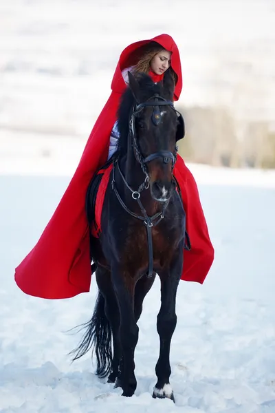 Hermosa mujer con capa roja con caballo al aire libre — Foto de Stock