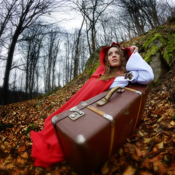 Mulher bonita com manto vermelho e mala — Fotografia de Stock