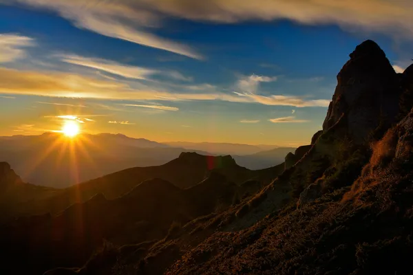 Paysage de montagne au coucher du soleil — Photo