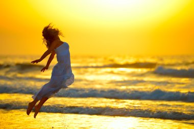 Yazın sahilde genç bir kadın.