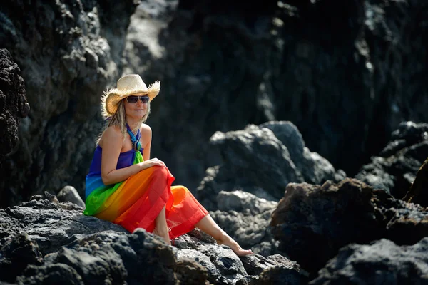 Young beautiful woman on the beach in summer — Stock Photo, Image