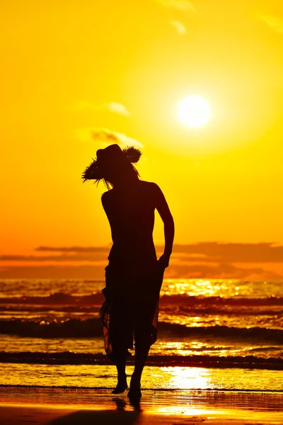 Jonge vrouw silhouet op het strand in de zomer — Stockfoto