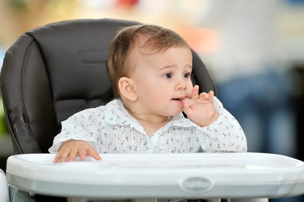 Baby flicka stående — Stockfoto