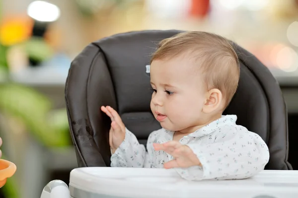 Baby flicka äter — Stockfoto