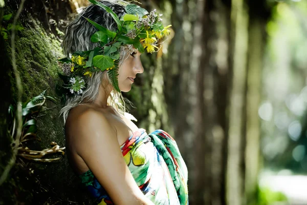 Mujer joven sensual retrato al aire libre — Foto de Stock