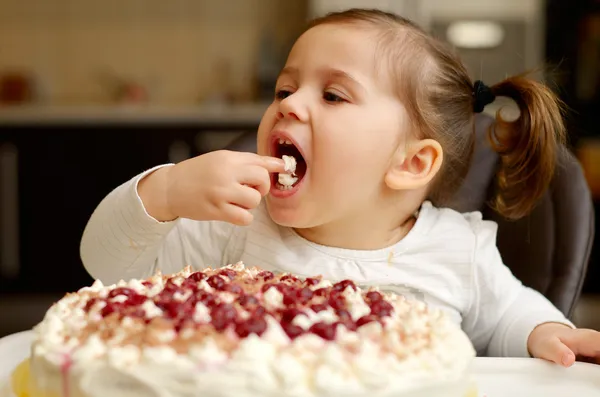 かわいい女の子を食べる — ストック写真