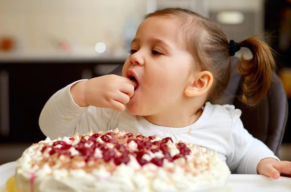 かわいい女の子のケーキを食べる — ストック写真