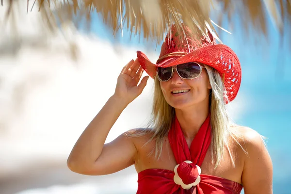 Jeune femme sur la plage en été — Photo