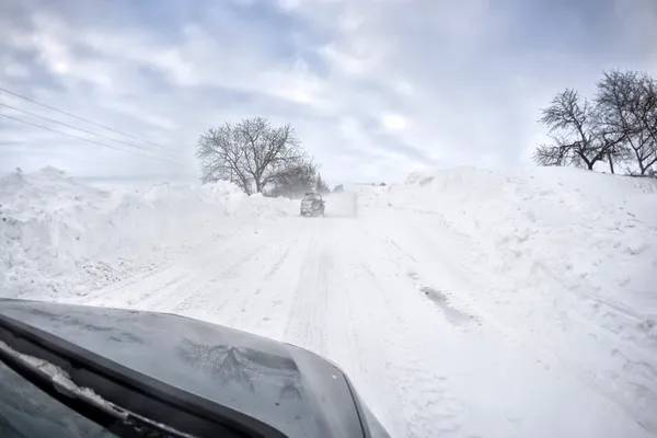 Вождение автомобиля на снежной дороге — стоковое фото