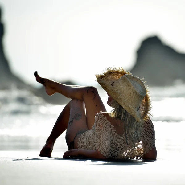 Young woman relaxing on the beach in summer — Stock Photo, Image