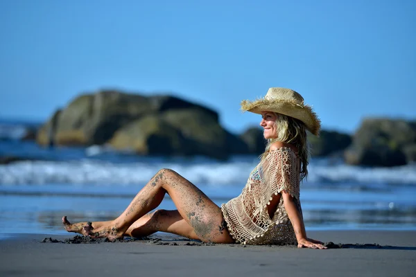 Junge Frau entspannt sich im Sommer am Strand — Stockfoto