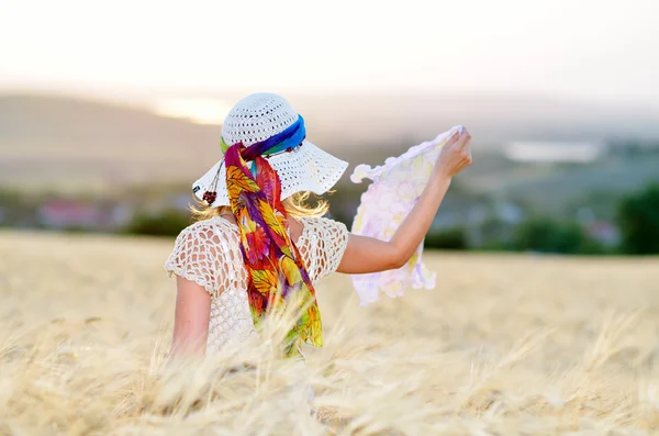 उन्हाळ्यात सोनेरी धान्य क्षेत्रात तरुण सुंदर महिला — स्टॉक फोटो, इमेज