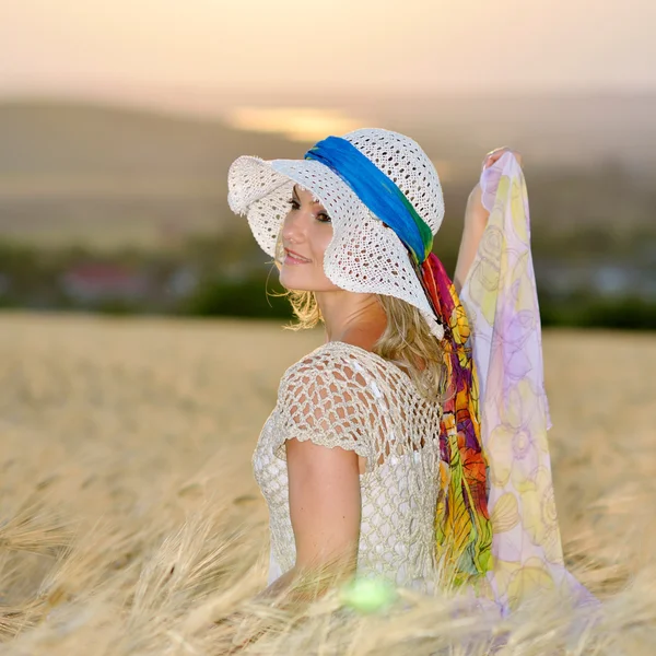 年轻漂亮的女人金色谷场的夏天 — 图库照片