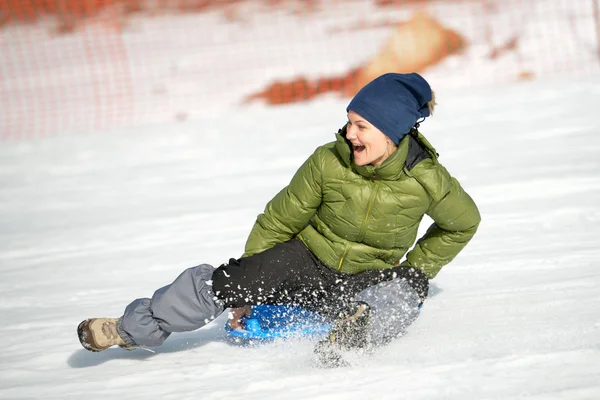 Jeunes femmes en plein air en hiver profitant de la neige — Photo