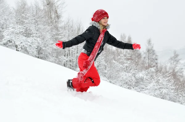 Jovem mulher ao ar livre no inverno apreciando a neve — Fotografia de Stock