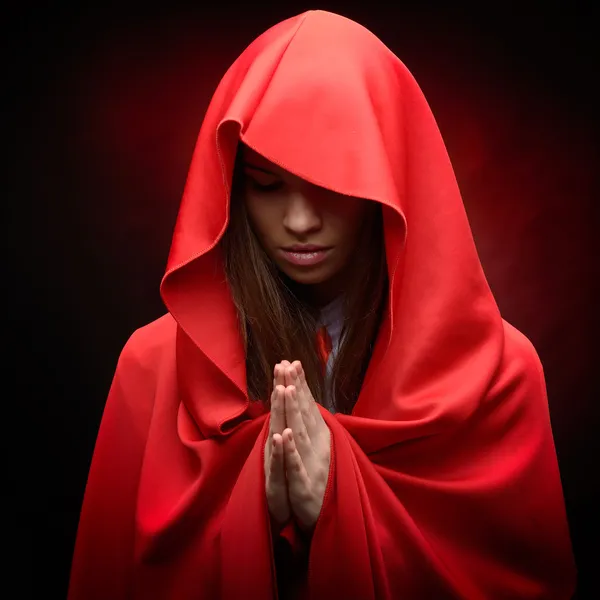 Belle femme avec manteau rouge en studio — Photo