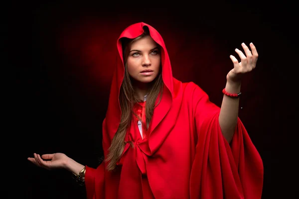 Schöne Frau mit rotem Mantel im Atelier — Stockfoto