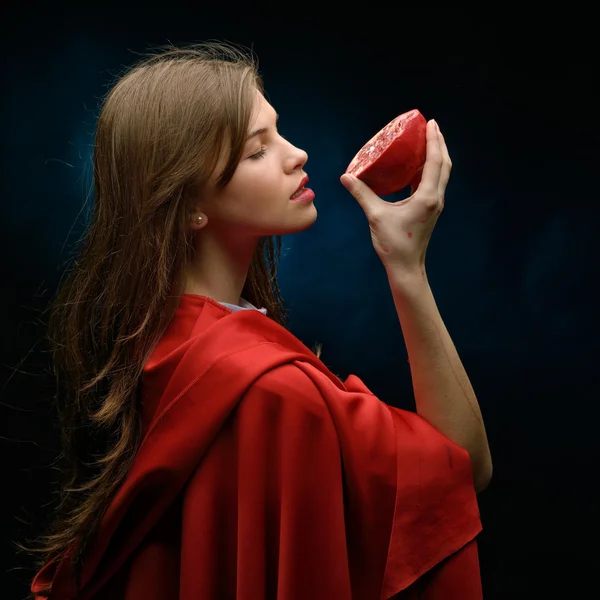 美丽的女人，用红色的斗篷和水果 — 图库照片