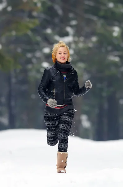 젊은 여자는 눈을 즐기고 겨울에 야외 — 스톡 사진