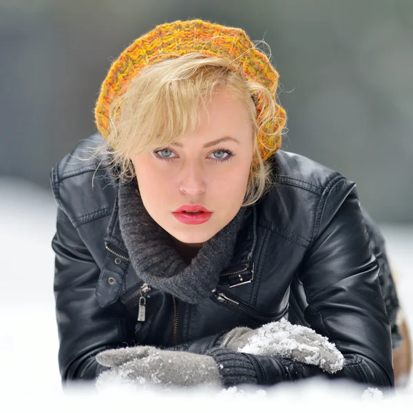 Ładna kobieta portret odkryty w zimie — Zdjęcie stockowe