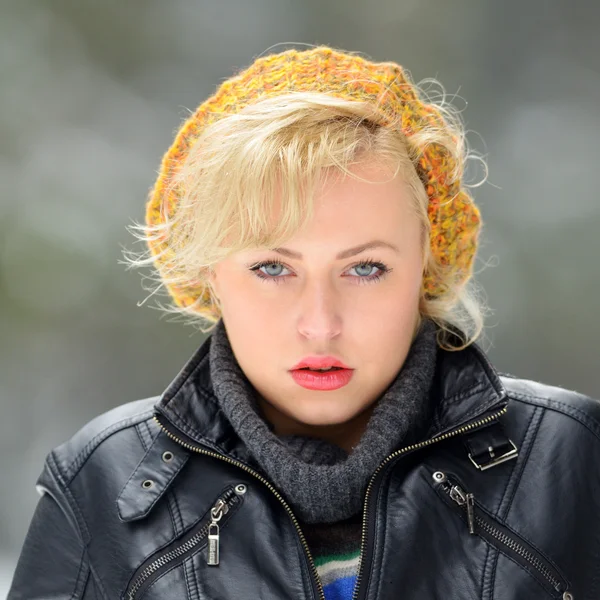 Bella donna ritratto all'aperto in inverno — Foto Stock