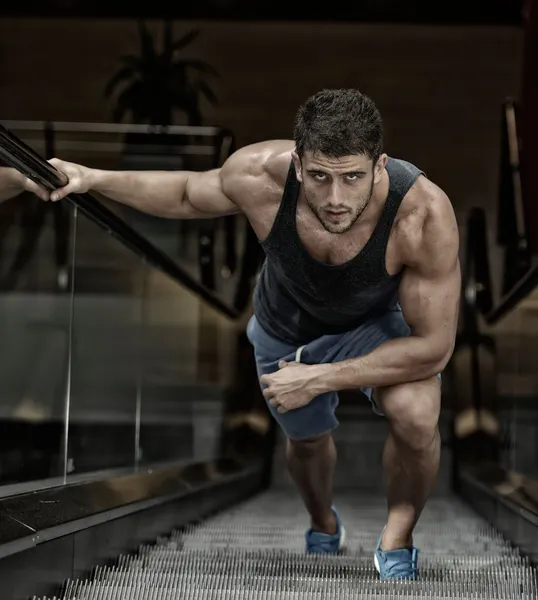 Young man exercising in the gym — Zdjęcie stockowe