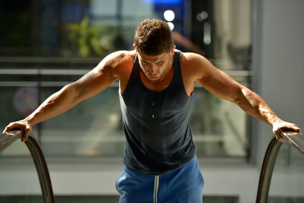 Joven haciendo ejercicio en el gimnasio — Foto de Stock