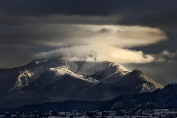 Paisaje de montaña en invierno —  Fotos de Stock