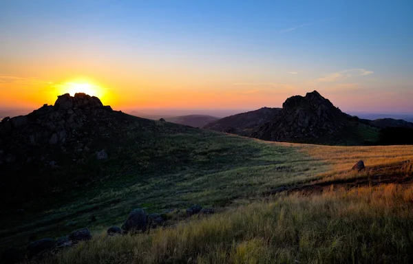 Landschap bij zonsondergang — Stockfoto