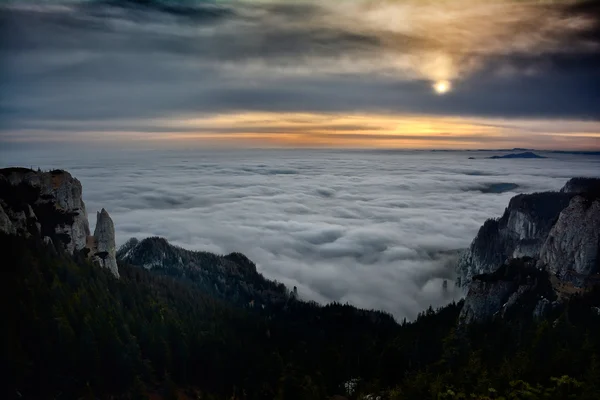 Paisaje de montaña al amanecer, Ceahlau, Rumania —  Fotos de Stock