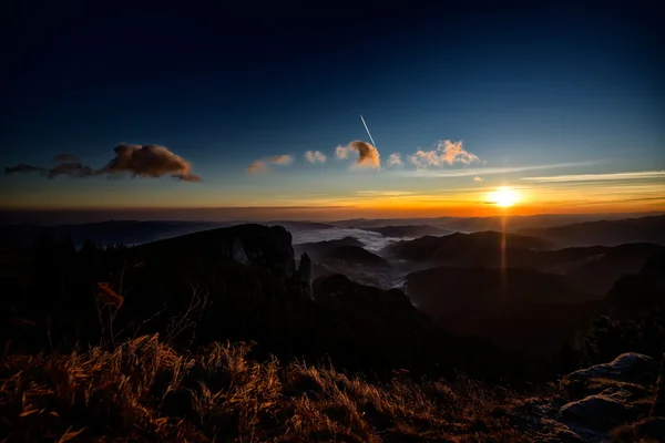 Berglandschaft bei Sonnenaufgang, Cahlau, Rumänien — Stockfoto
