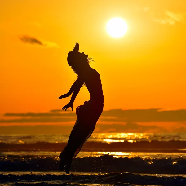 Mujer joven en la playa en verano — Foto de Stock