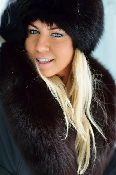 Mujer bastante sonriente retrato al aire libre en invierno — Foto de Stock