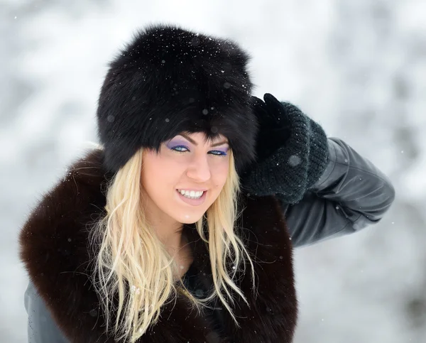 Bella donna sorridente ritratto all'aperto in inverno — Foto Stock