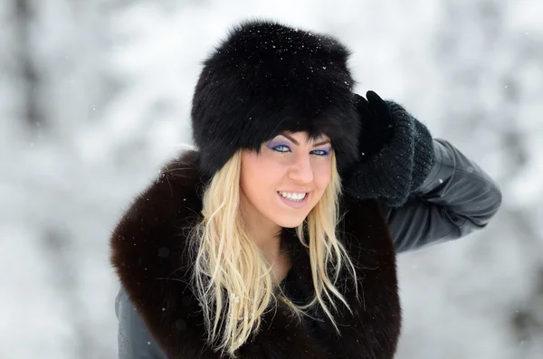 Dość uśmiechający się kobieta portret odkryty w zimie — Zdjęcie stockowe