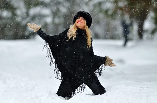 Vrij lachende vrouw portret buiten in de winter — Stockfoto