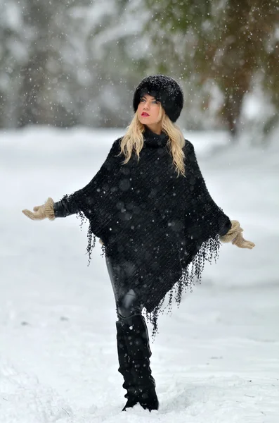 Bella donna sorridente ritratto all'aperto in inverno — Foto Stock