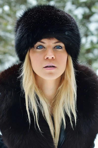 Bonito sorrindo mulher retrato ao ar livre no inverno — Fotografia de Stock