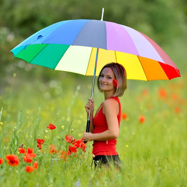 Молодая красивая женщина на зерновом поле летом — стоковое фото