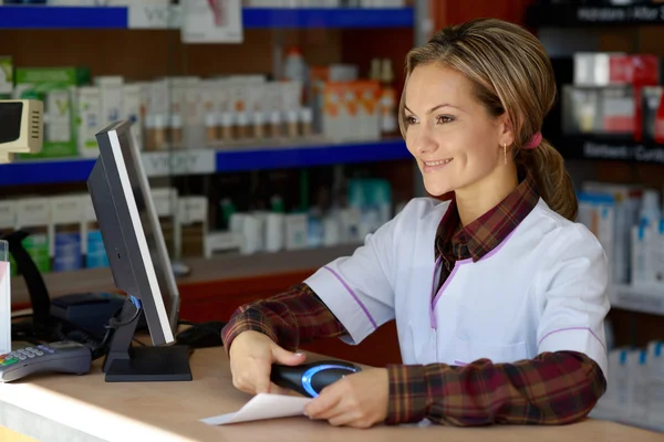 Młoda kobieta farmaceuta gospodarstwa recepty — Zdjęcie stockowe