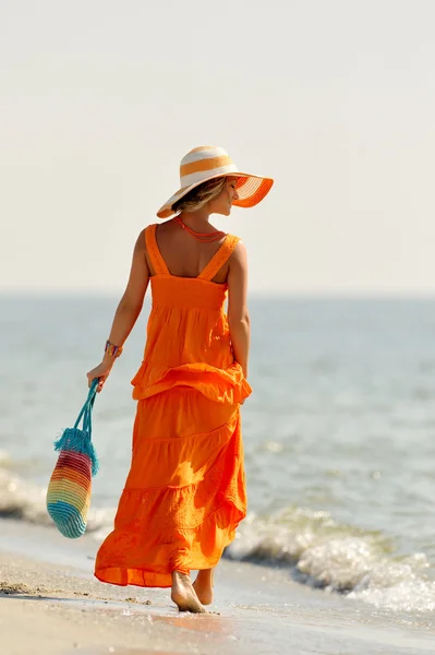 Yaz aylarında kumsalda genç mutlu kadın — Stok fotoğraf