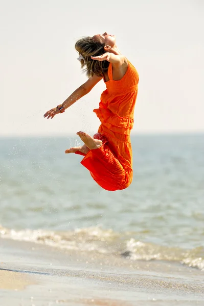 Jonge vrouw op het strand in de zomer — Stockfoto