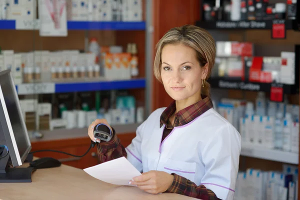 Jonge vrouwelijke apotheker bedrijf recept — Stockfoto