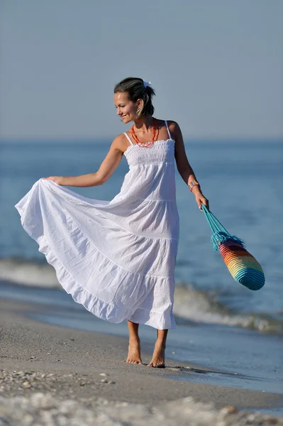 Junge glückliche Frau am Strand im Sommer — Stockfoto