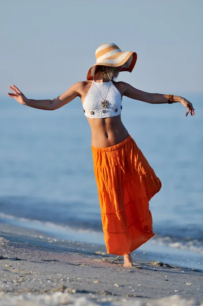 Fiatal nő a strandon nyáron — Stock Fotó