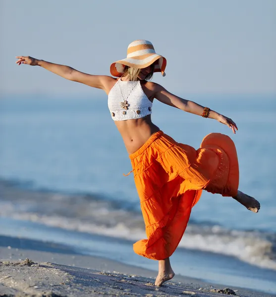 Young woman on the beach in summer — Stock Photo, Image