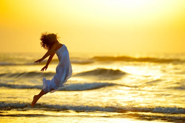 Jovem mulher na praia no verão — Fotografia de Stock