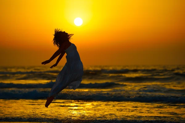 Mujer joven en la playa en verano — Foto de Stock