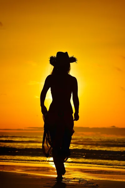 Jeune femme silhouette sur la plage en été — Photo